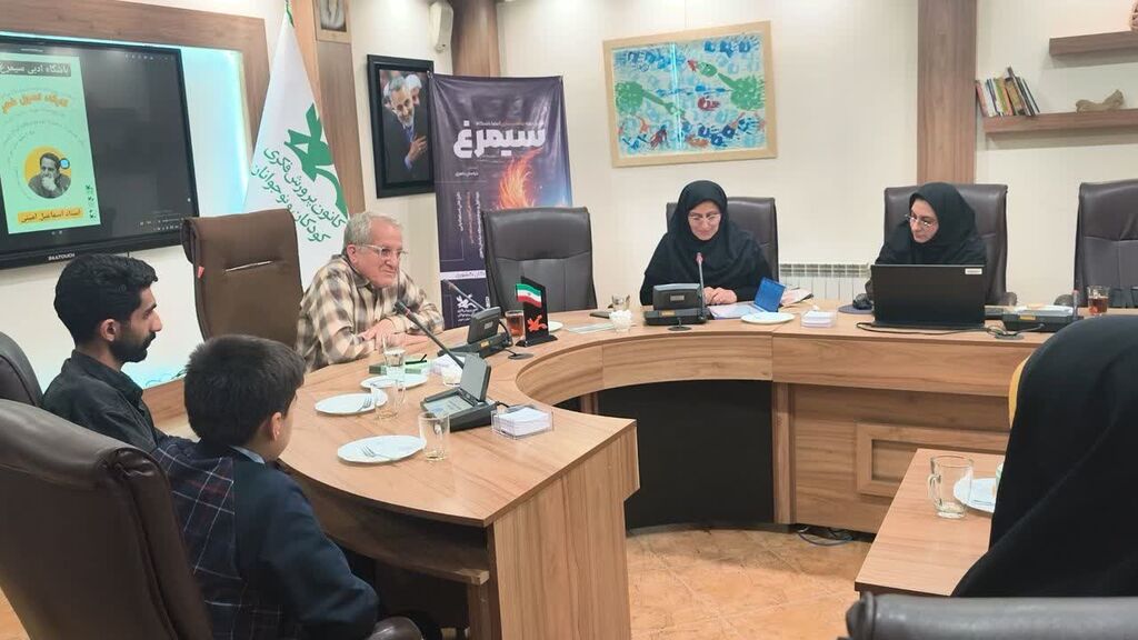 کارگاه «اصول شعر» با حضور اسماعیل امینی در کانون خراسان رضوی برگزار شد 