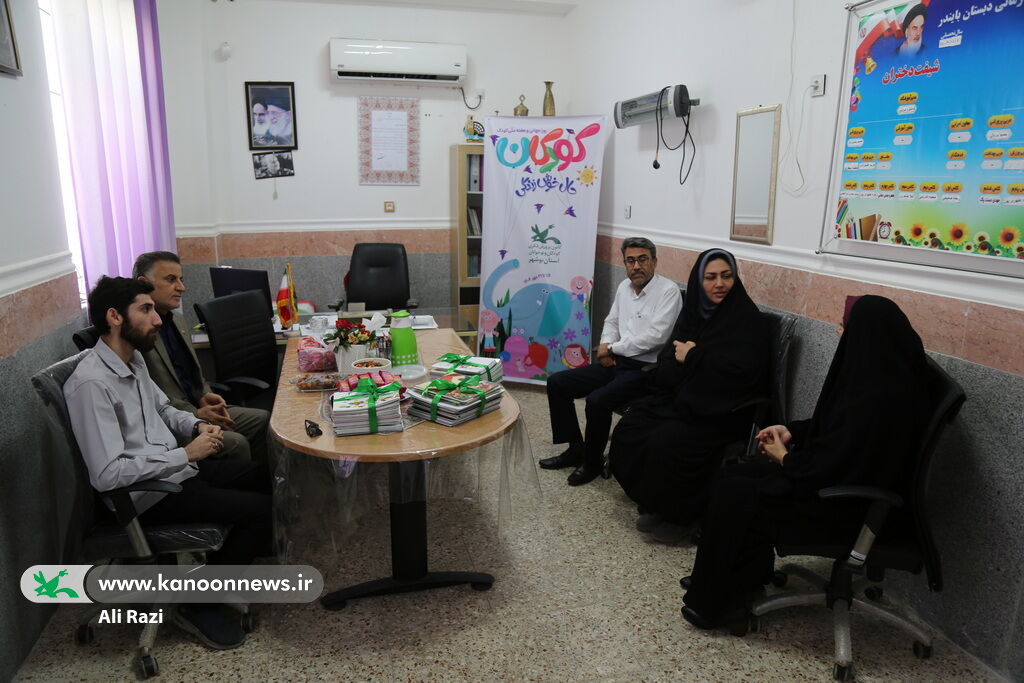 اهدای کتاب به دانش‌آموزان دبستان بایندر روستای بندرگاه
