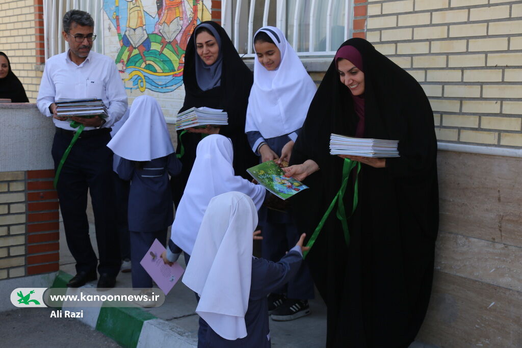 اهدای کتاب به دانش‌آموزان دبستان بایندر روستای بندرگاه