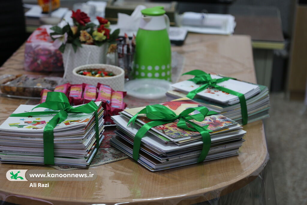 اهدای کتاب به دانش‌آموزان دبستان بایندر روستای بندرگاه