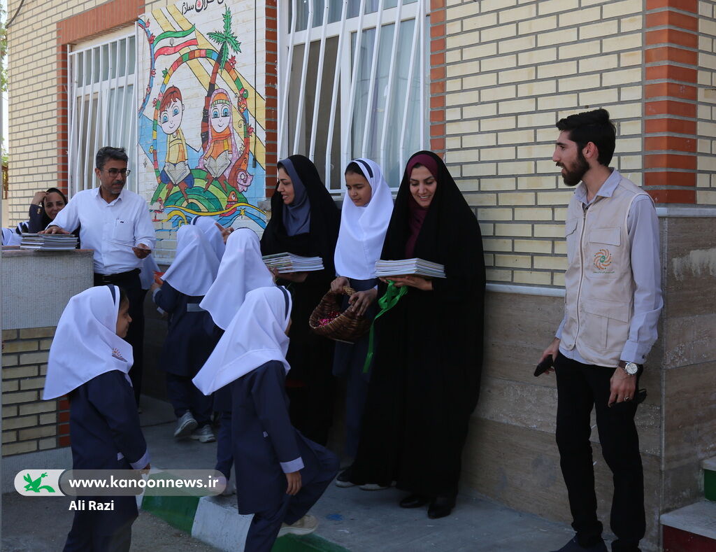 اهدای کتاب به دانش‌آموزان دبستان بایندر روستای بندرگاه