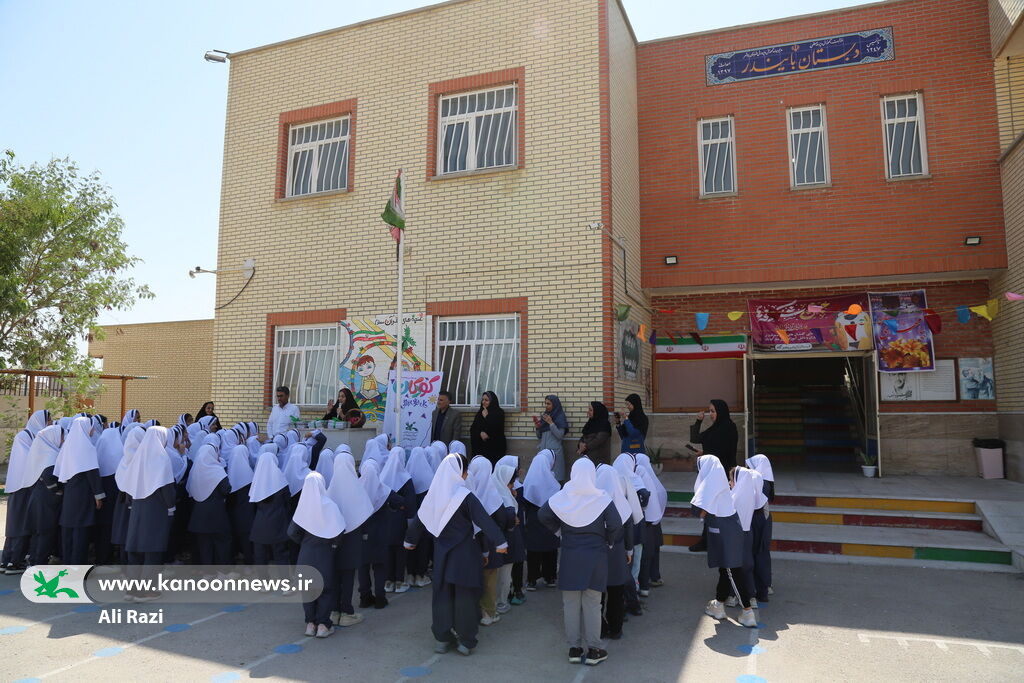 اهدای کتاب به دانش‌آموزان دبستان بایندر روستای بندرگاه