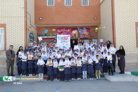 اهدای کتاب به دانش‌آموزان دبستان بایندر روستای بندرگاه