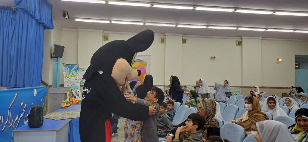 1353121-1 شادی در بیمارستان و مدارس نیازهای ویژه با کانون پرورش فکری همدان