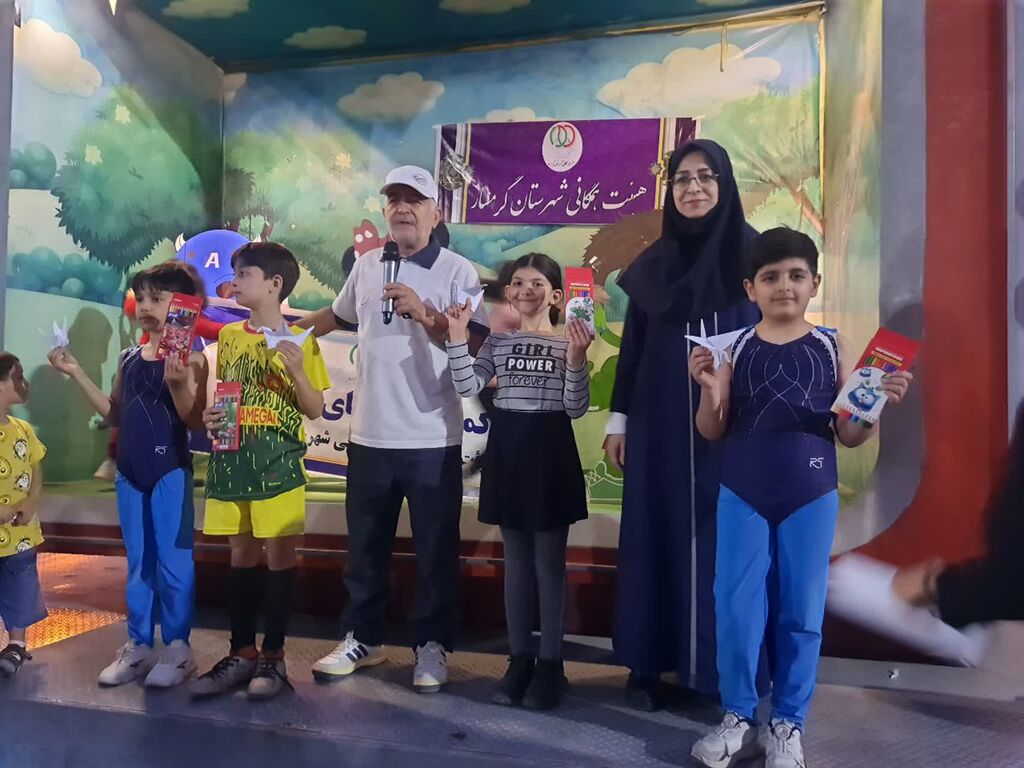 1353230-1 در گرمسار، کانون و دستگاههای عضو ستاد هفته کودک، اوریگامی صلح را به آسمان فرستادند