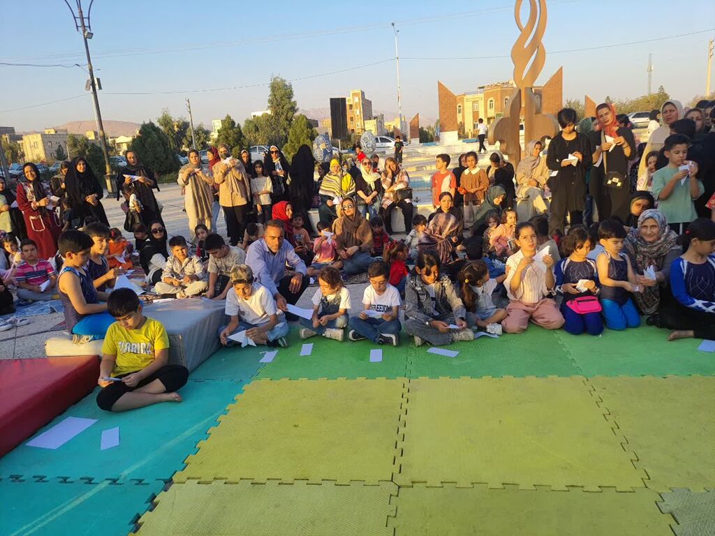 1353231-1 در گرمسار، کانون و دستگاههای عضو ستاد هفته کودک، اوریگامی صلح را به آسمان فرستادند