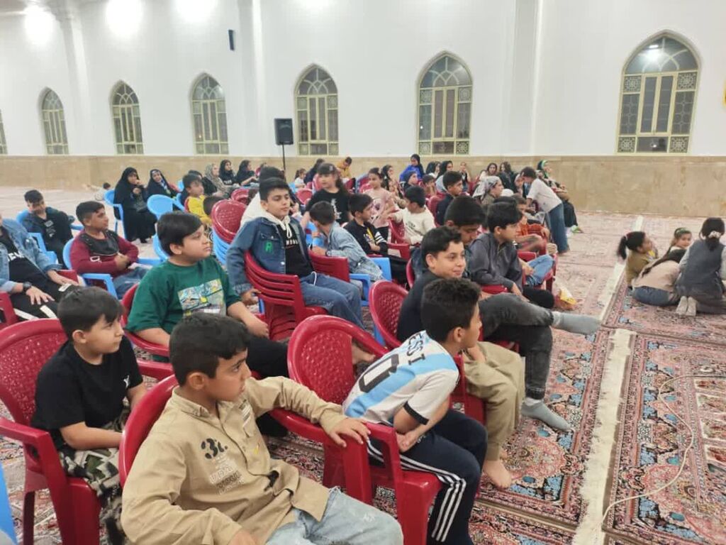 1353704 اکران فیلم بچه زرنگ به مناسبت هفته ملی کودک درمرکزصالح آباد