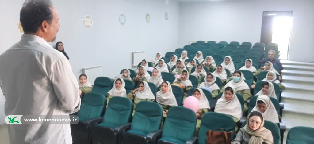 1354351-1 برنامه "ماه نشست ادبی بر شانههای پروانه" در مرکز صالح آباد برگزار شد