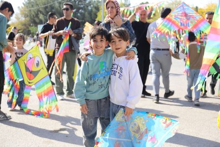 خنده کودکان با یاد کودکان شهید درآمیخت