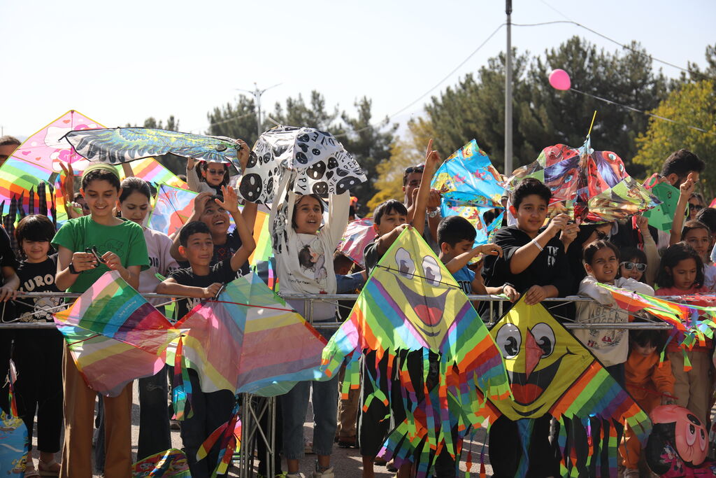 1354512-1 خنده کودکان با یاد کودکان شهید درآمیخت