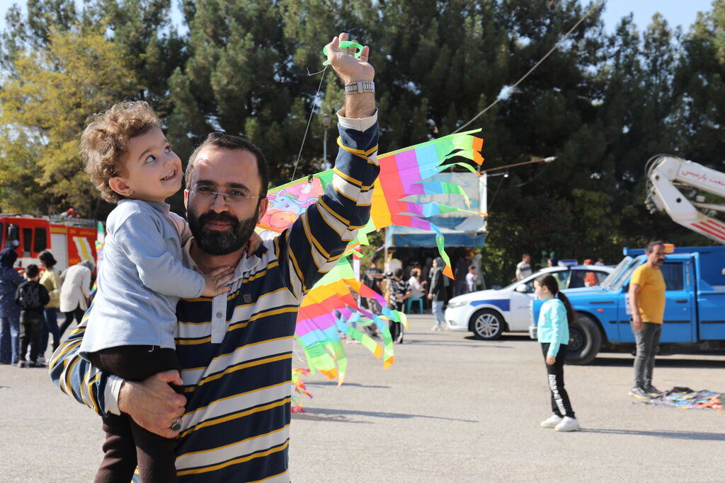 1354513-1 خنده کودکان با یاد کودکان شهید درآمیخت