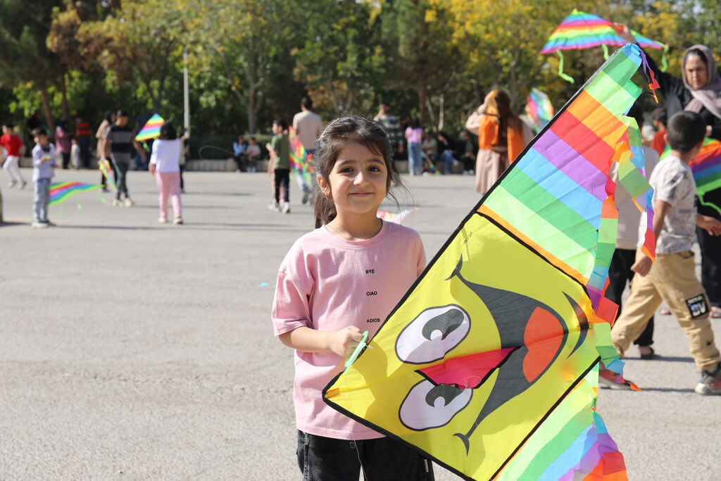 1354514-1 خنده کودکان با یاد کودکان شهید درآمیخت