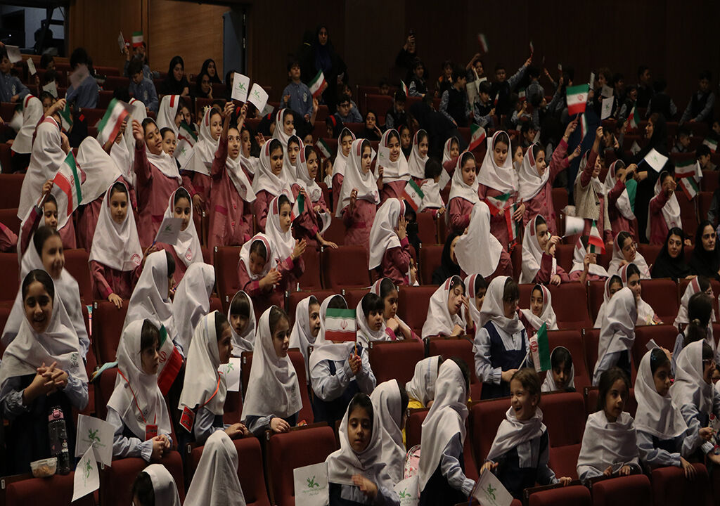 1354546-1 .
شور و نشاط در پایتخت باران/ جشن پایانی هفته ملی کودک در رشت برگزارشد