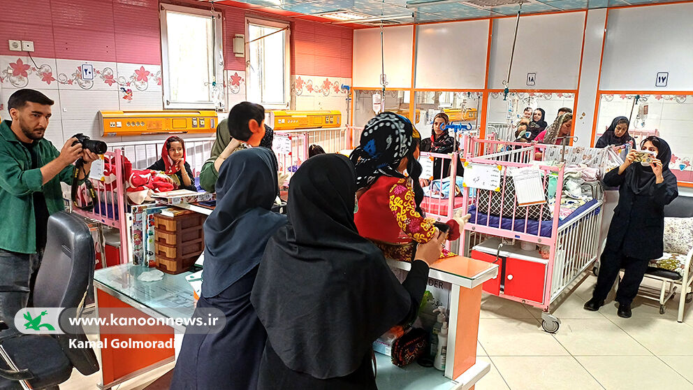 1354562 مربیان کانون لرستان لبخند را بر چهره کودکان بیمار نشاندند