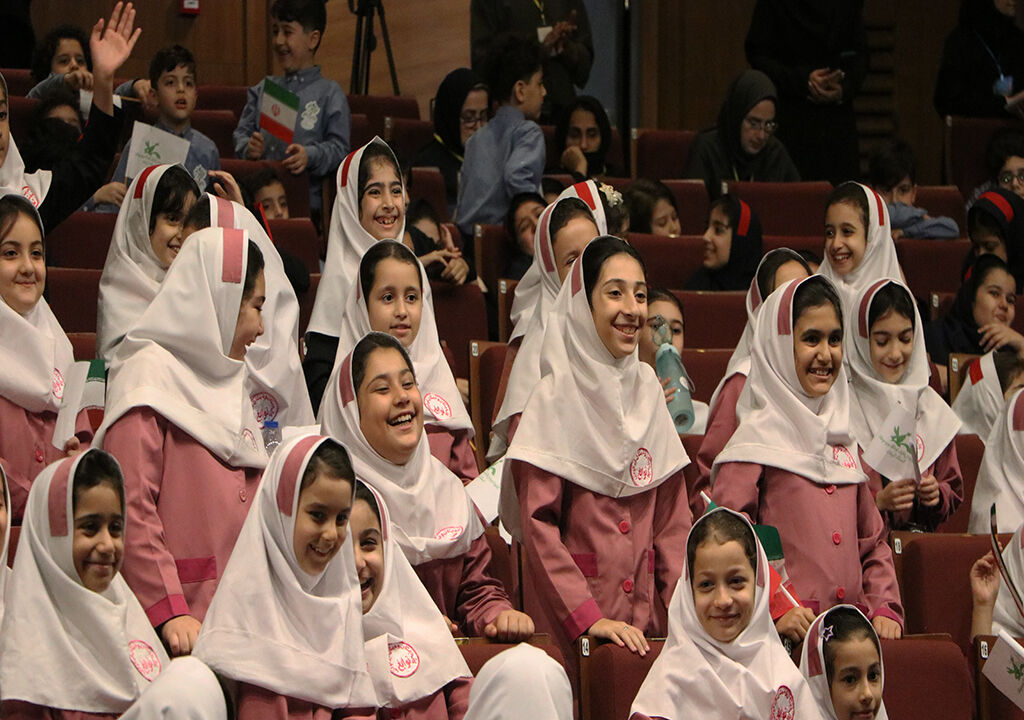 1354566-1 .
شور و نشاط در پایتخت باران/ جشن پایانی هفته ملی کودک در رشت برگزارشد