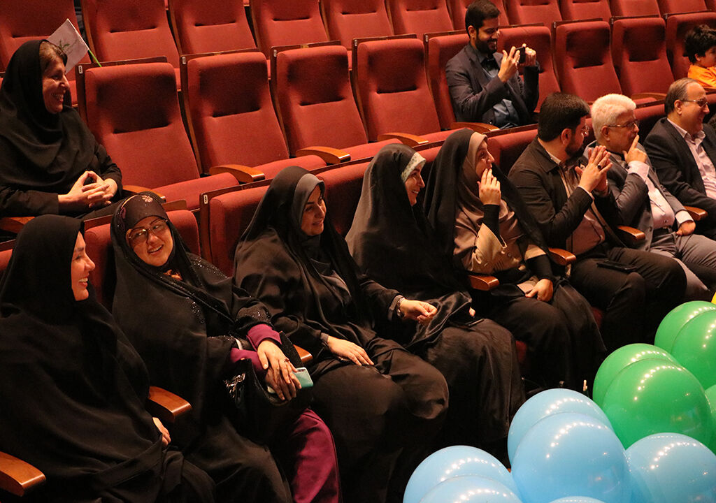 1354584-1 .
شور و نشاط در پایتخت باران/ جشن پایانی هفته ملی کودک در رشت برگزارشد