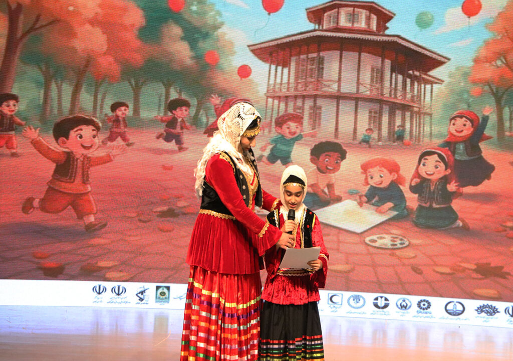 1354592-1 .
شور و نشاط در پایتخت باران/ جشن پایانی هفته ملی کودک در رشت برگزارشد