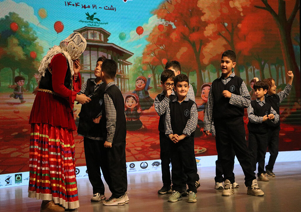 1354593-1 .
شور و نشاط در پایتخت باران/ جشن پایانی هفته ملی کودک در رشت برگزارشد