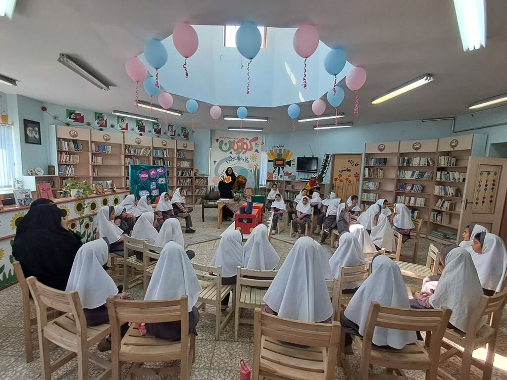 1354642-1 نوخوانهای دختر بیارجمند با قصهگویی مادربزرگ و سفالگری در جشن ملی پیوند خوردند