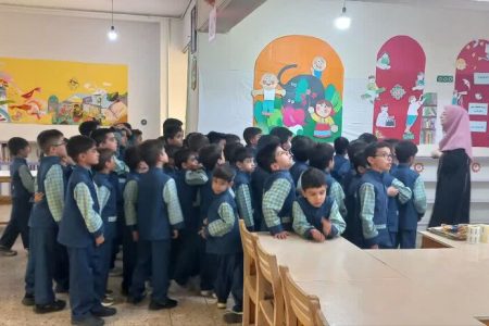 در جشن نوخوان‌های گرمسار، ۶۰ دانش‌آموز شاهد با کتاب‌های هدیه و ربات کشاورز سرگرم شدند