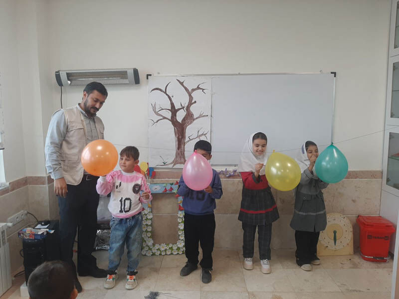 1355049-1 برنامههای با نشاط هفته ملی کودک در روستاهای تکهچی و مرتضیکَندی پارسآباد اجرا شد