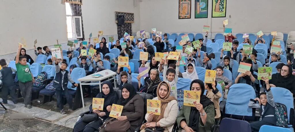 1355085-1 در جشن "نوخوانها"ی کانون کنگاور، کودکان با هم و برای هم خواندند