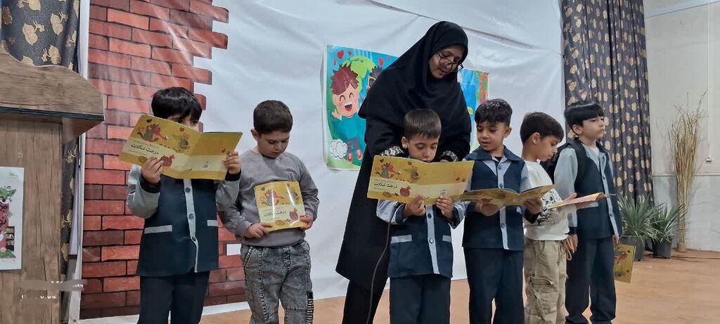 1355086-1 در جشن "نوخوانها"ی کانون کنگاور، کودکان با هم و برای هم خواندند
