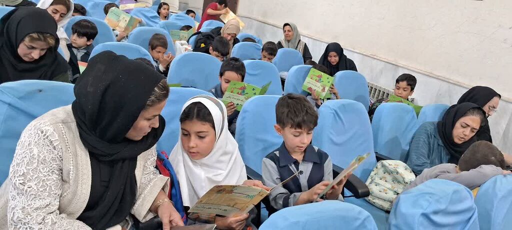 1355087-1 در جشن "نوخوانها"ی کانون کنگاور، کودکان با هم و برای هم خواندند