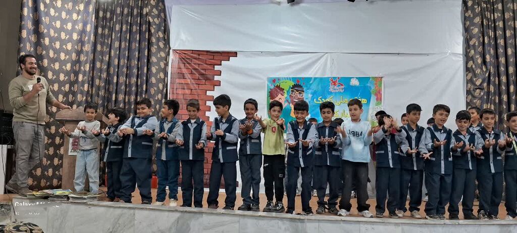 1355089-1 در جشن "نوخوانها"ی کانون کنگاور، کودکان با هم و برای هم خواندند