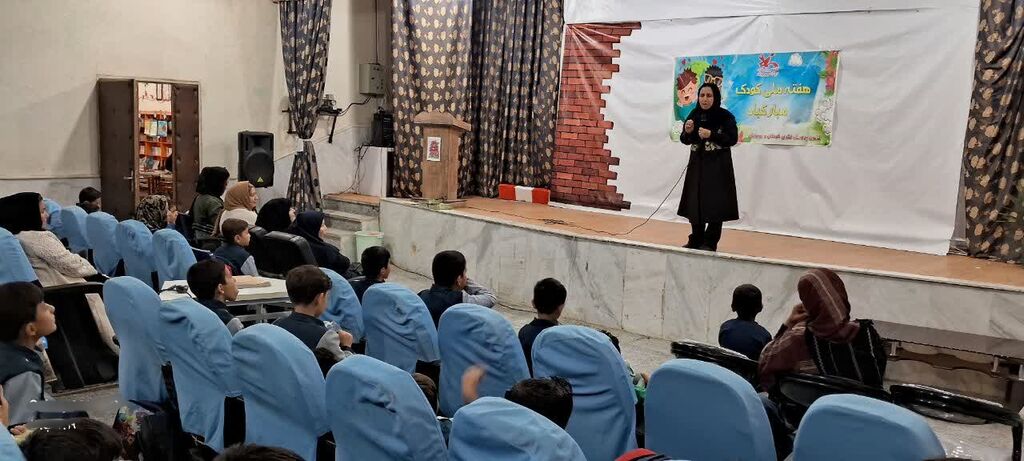 1355093-1 در جشن "نوخوانها"ی کانون کنگاور، کودکان با هم و برای هم خواندند