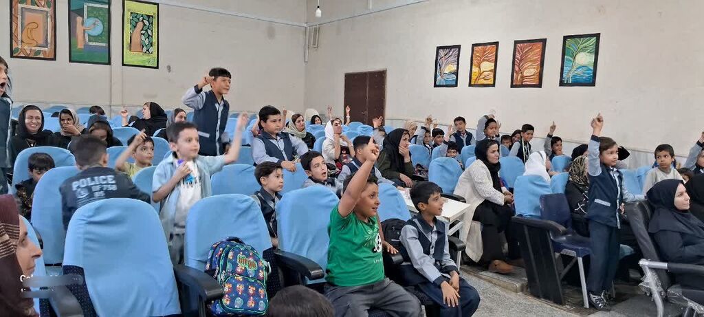 1355094-1 در جشن "نوخوانها"ی کانون کنگاور، کودکان با هم و برای هم خواندند