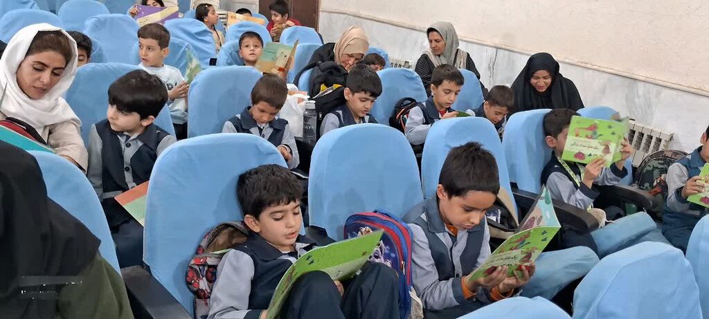 1355095-1 در جشن "نوخوانها"ی کانون کنگاور، کودکان با هم و برای هم خواندند