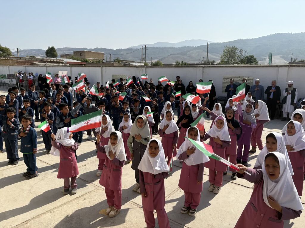 1355105-1 لبخند کودکان بلوچآباد در آخرین روز هفته ملی کودک