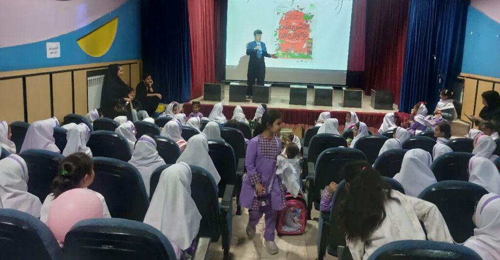 1355179-1 جشن نوخوانها با شادی و موسیقی در مرکز روانسر