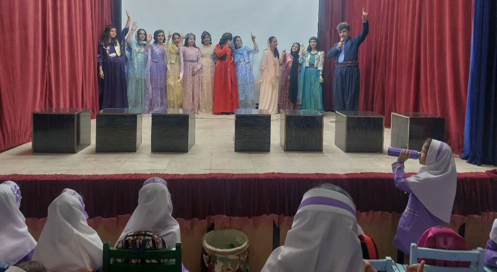 1355181-1 جشن نوخوانها با شادی و موسیقی در مرکز روانسر