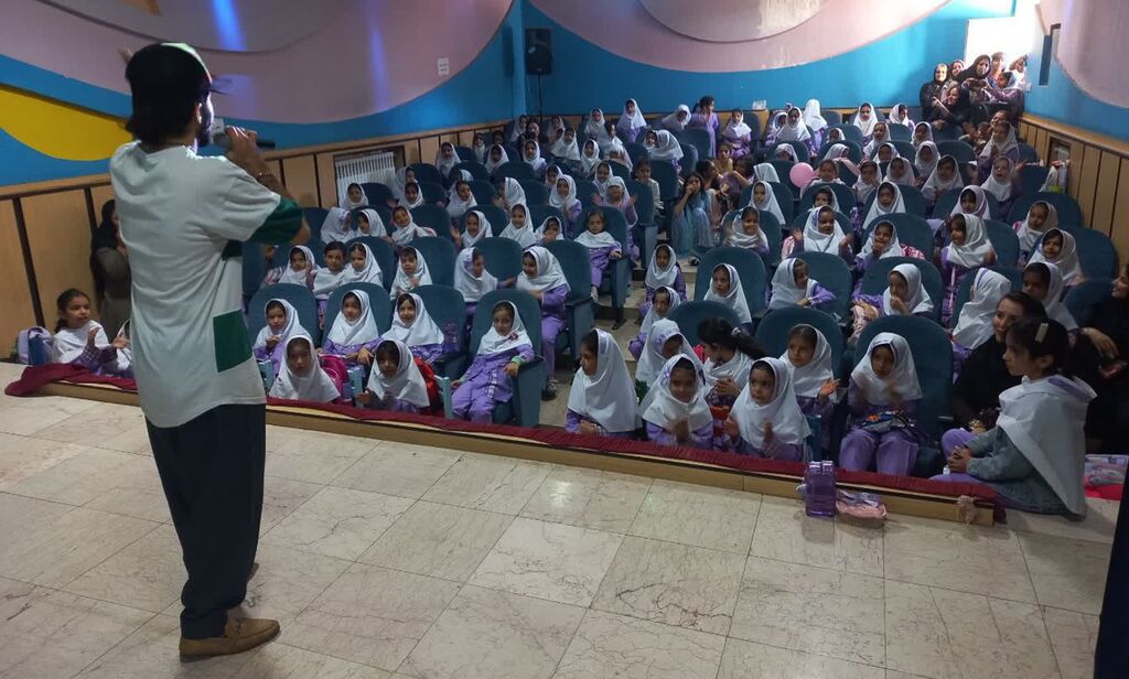 1355183-1 جشن نوخوانها با شادی و موسیقی در مرکز روانسر