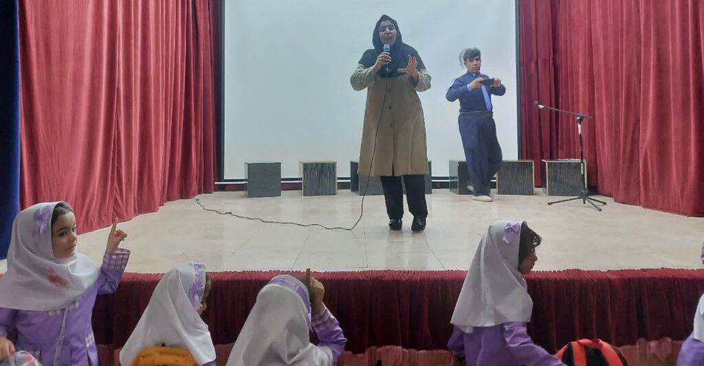 1355184-1 جشن نوخوانها با شادی و موسیقی در مرکز روانسر