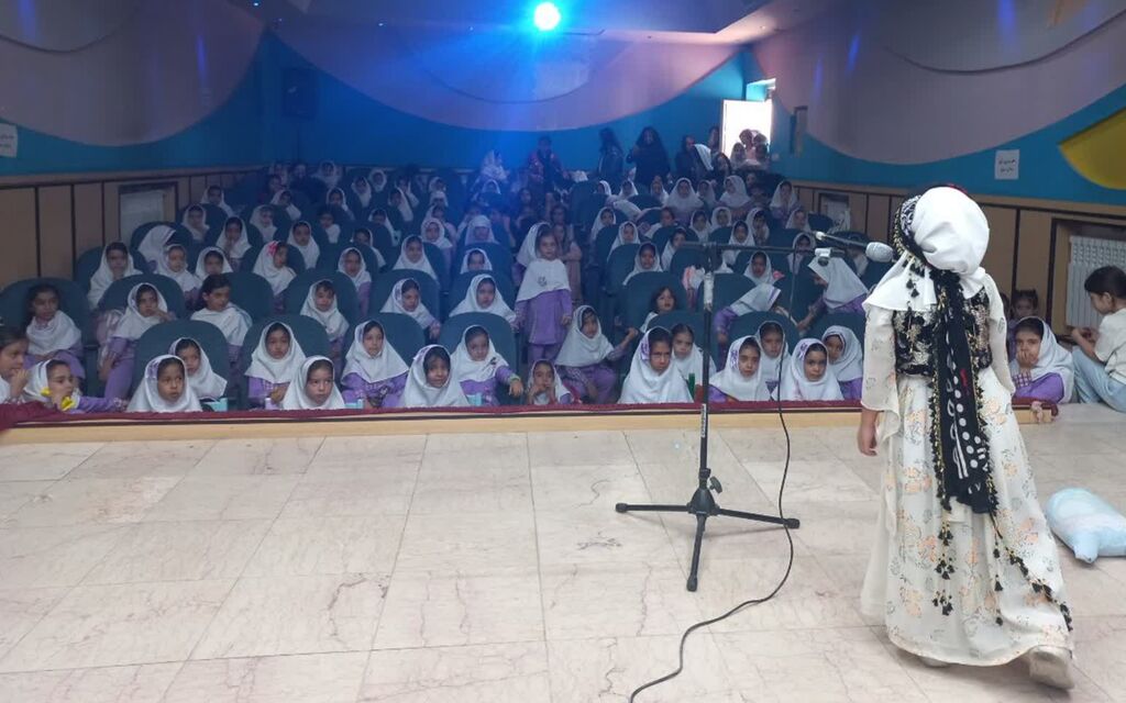 1355185-1 جشن نوخوانها با شادی و موسیقی در مرکز روانسر