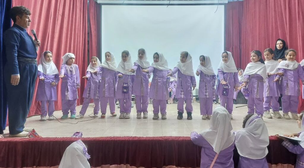 1355186-1 جشن نوخوانها با شادی و موسیقی در مرکز روانسر