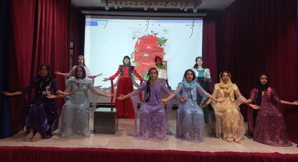 1355187-1 جشن نوخوانها با شادی و موسیقی در مرکز روانسر