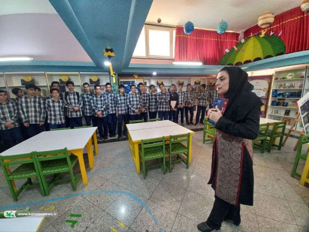 1355205-1 ۴۱۰۰ کودک زنجانی پای ۵۵ قصهگوی کانون نشستند