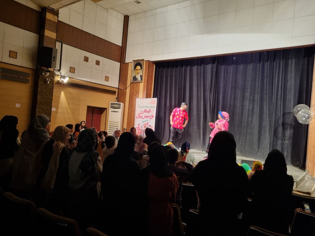 1355234-1 لبخند و نمایش برای بچههای بیمار و شیرخوارگاه