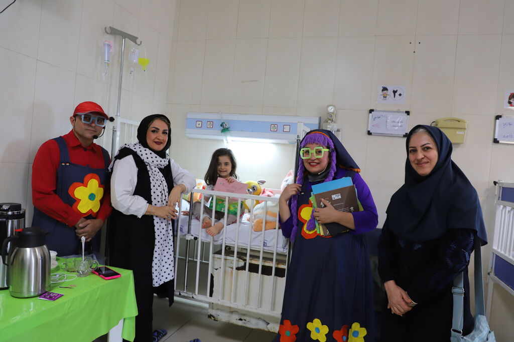 1355235-1 لبخند و نمایش برای بچههای بیمار و شیرخوارگاه