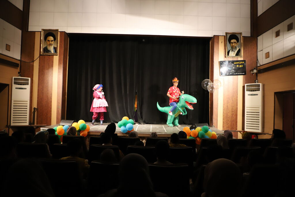 1355236-1 لبخند و نمایش برای بچههای بیمار و شیرخوارگاه