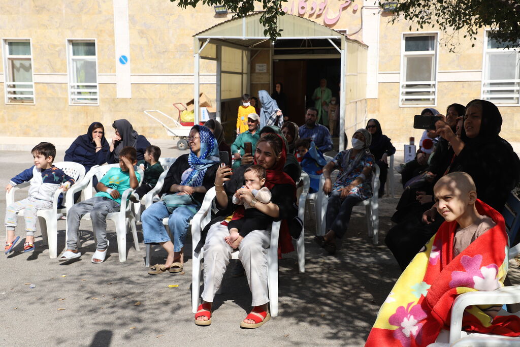 1355237-1 لبخند و نمایش برای بچههای بیمار و شیرخوارگاه