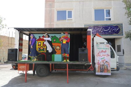 لبخند و نمایش برای بچه‌های بیمار و شیرخوارگاه