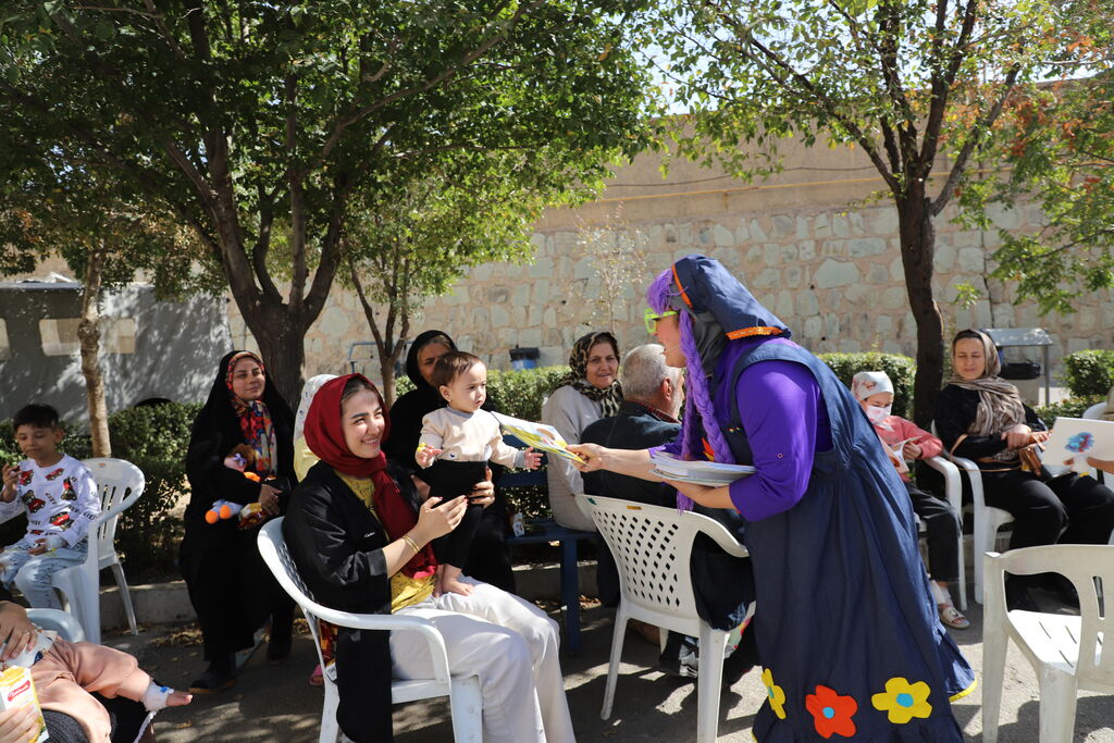 1355239-1 لبخند و نمایش برای بچههای بیمار و شیرخوارگاه