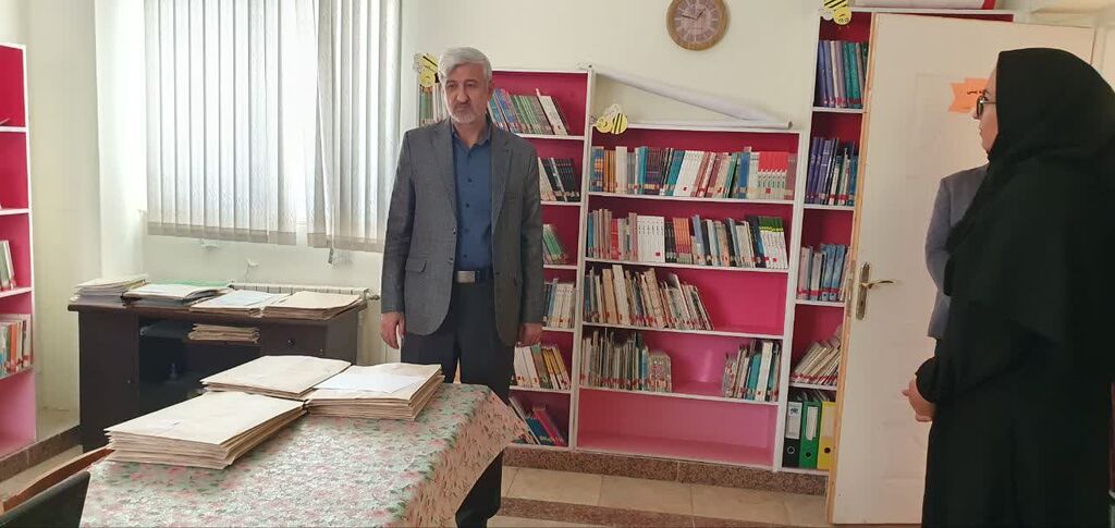 1355592-1 بازدید فرماندار تویسرکان از کانون این شهرستان