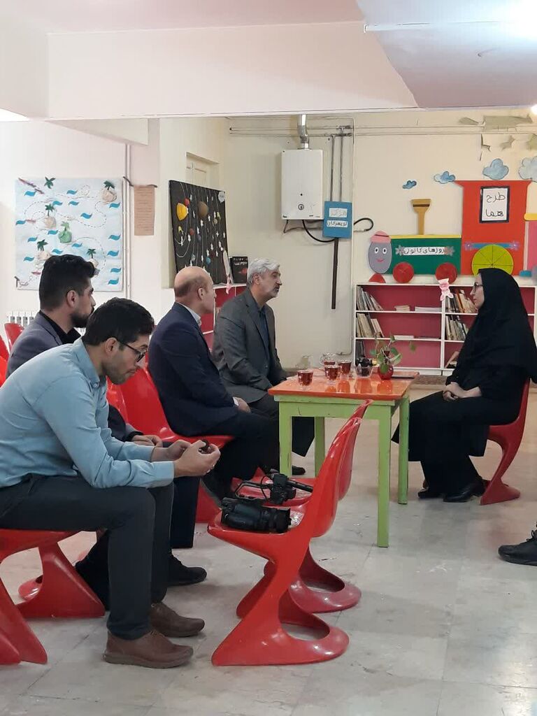 1355594-1 بازدید فرماندار تویسرکان از کانون این شهرستان