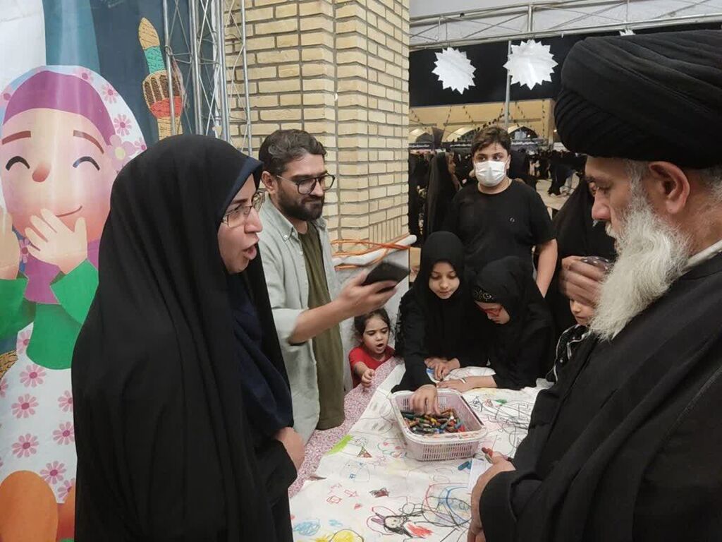 در شب وفات حضرت موسی مبرقع(ع)؛ غرفه فرهنگی‌هنری کانون پرورش فکری قم میزبان مسئولان و زائران شد
